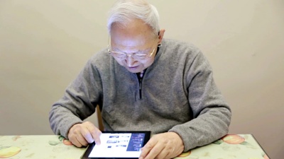 老年人使用数字平板电脑