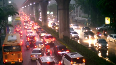 曼谷城市的雨中交通