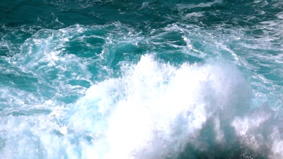海浪在岩石上破碎