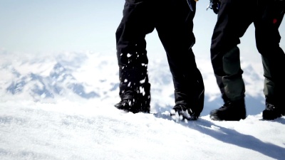 登山者走过山上的雪