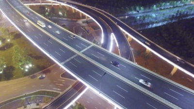 夜间十字路口交通繁忙