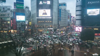 延时 涉谷路口的行人随雨而过