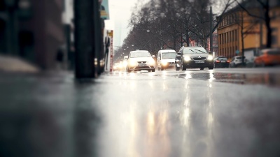 慢动作中溅起雨水的汽车2