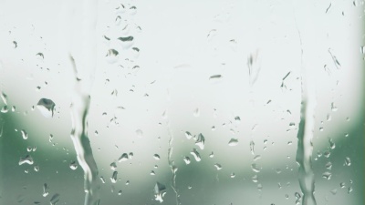 真正的雨滴在窗户玻璃上滑落