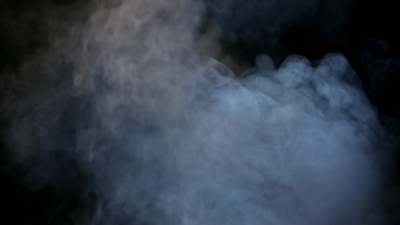 黑色背景上的白色水蒸气