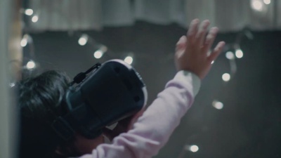 戴虚拟现实眼镜的小女孩