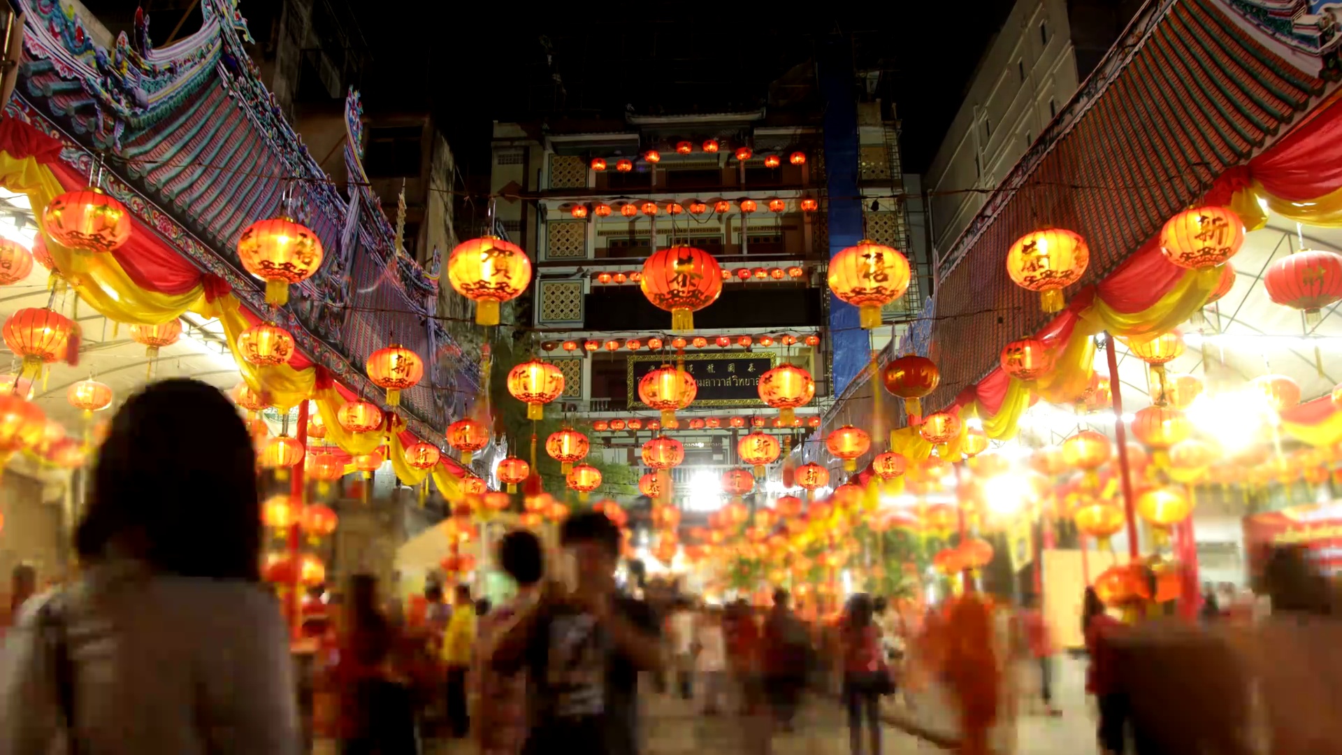 在曼谷唐人街的冷诺伊寺过年。