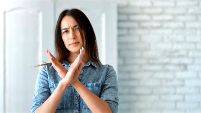 美女拒绝求婚，用手做停止手势，看着摄像机