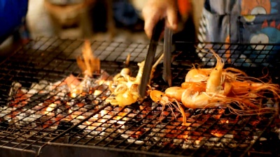 夜间食品市场的虾仁烧烤，泰国街头食品