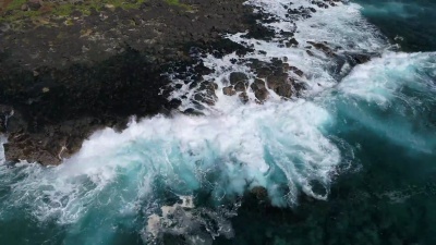 空中波浪冲上岩石