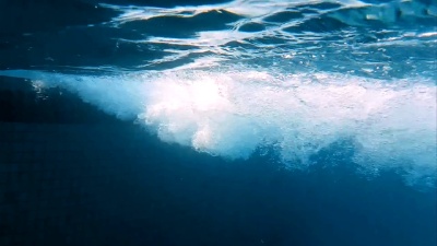 游泳池中的气泡在水下慢动作