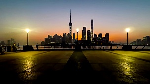 中国上海-2015年11月28日 游客在中国上海外滩欣赏风景的延时摄影