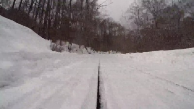 多雪的冬季公路行驶- -