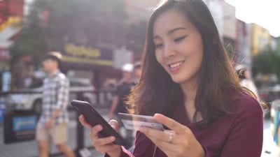 在户外用智能手机在线购物的女人