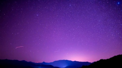 起伏山丘上的星空场景 视频