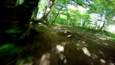 骑山地车下山，快速下山。从摩托车手的眼睛看。