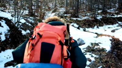 在白雪覆盖的山上徒步旅行 
