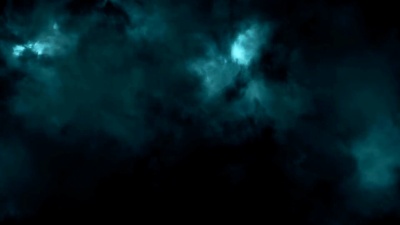 穿过暴风雨的云层，闪电照亮
