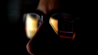 戴眼镜的男人在Night 4工作
