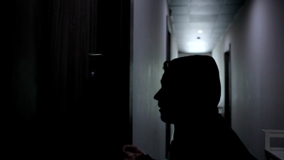一名小偷因盗窃而破门而入