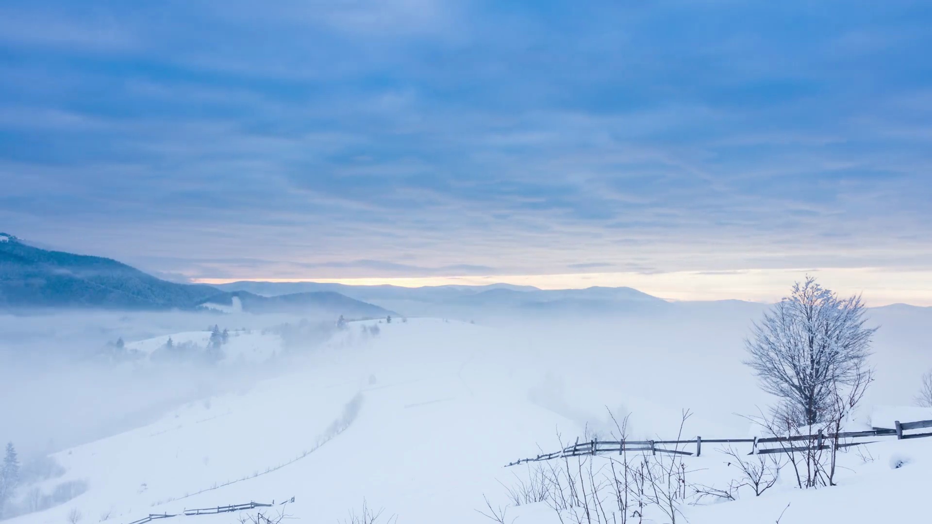山峰上有风吹来的雪。冬季景观。天冷，有雪。