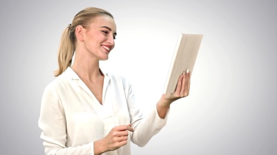 积极的女商人在Skype上与合作伙伴在白色背景的平板电脑上交谈