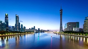 天际线和广州现代写字楼在黎明时的河岸，延时摄影。