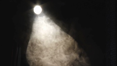 泛光灯照耀下的烟雾