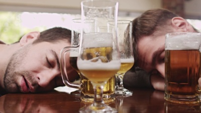 醉酒的朋友睡在酒吧里