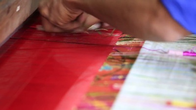 印度奥兰加巴德，一名印度男子用传统方式制作Pashmina Shawl