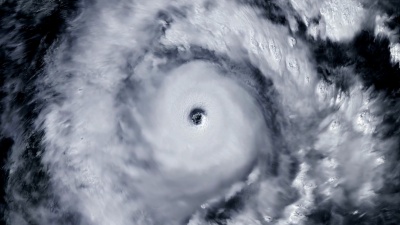 从太空，卫星看，飓风风暴龙卷风席卷地球。缩放