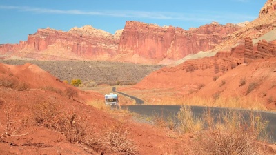 RV Camper穿越红岩沙漠中的台地和BUTE山层