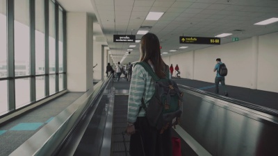 机场移动人行道上的女性旅行者
