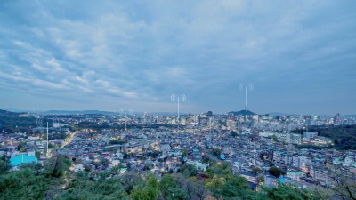 黄昏时分的智能城市中的现代建筑。时间间隔