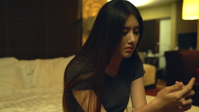 严重的悲伤的女人思考问题，男人坐在一旁，结束长期关系，酗酒，吸毒的伴侣，糟糕的冲突管理技能，与成年儿子持续的分歧