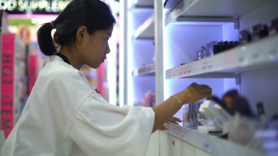 亚洲女性在化妆品商店购物