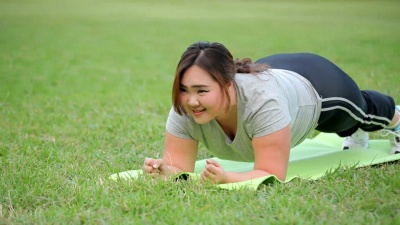 胖女人做木板运动