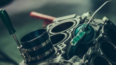 V8汽车发动机维修。 延时视频