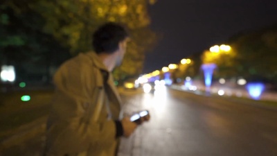 男性在等出租车或Uber。