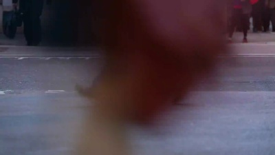 黄昏过马路的行人，英国伦敦