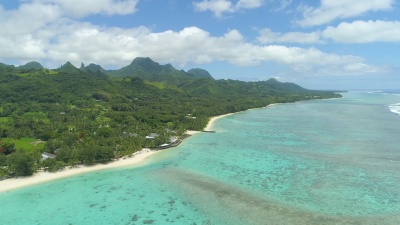 空中 海滨酒店和异国情调岛屿上山脉的壮观景色。