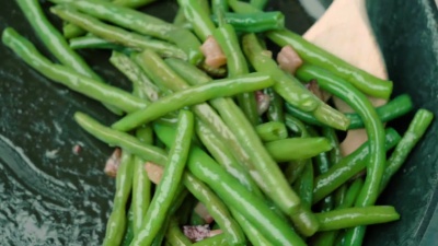 青豆培根煎锅特写。