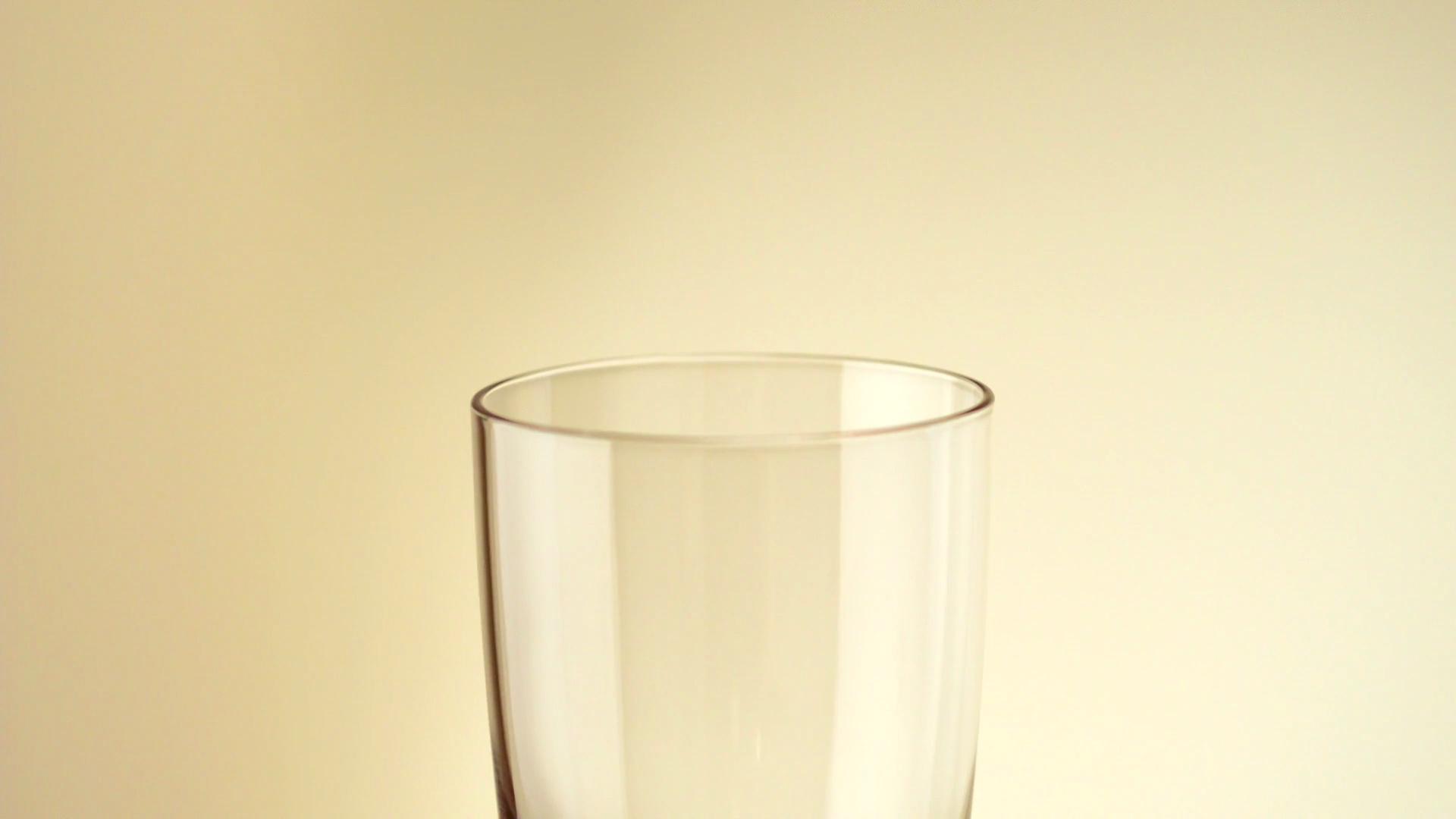 将咖啡和牛奶倒入玻璃杯，慢动作