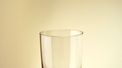 将咖啡和牛奶倒入玻璃杯，慢动作