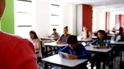 学生在教室里举手
