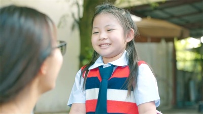 亚洲年轻母亲放学后在家中迎接女儿