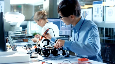 电子工程师与机器人，焊接电线和电路一起工作。计算机科学研究实验室与专家一起工作。