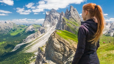女旅行者在山上徒步旅行，欣赏风景