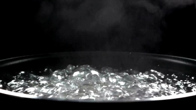 电子炉加热涂层锅中的沸水气泡