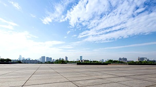 现代城市宁波白天的天际线和空旷的广场，延时摄影。